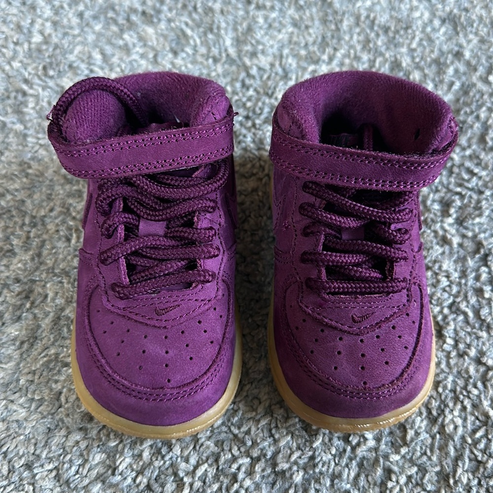 New Nike sneakers, size 4